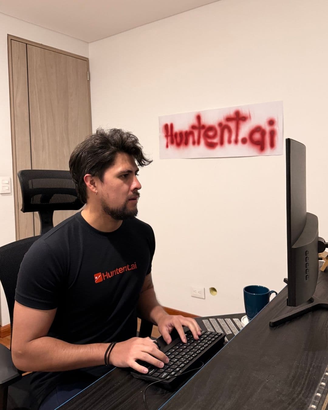 2025 · Fundó Huntent AI → 100 usuarios